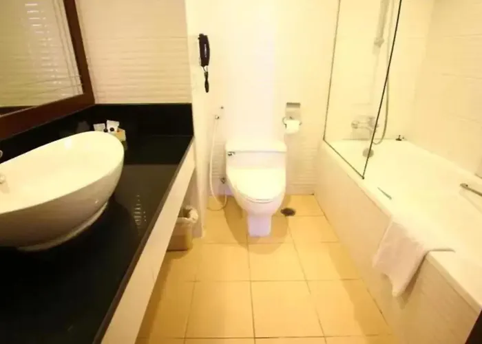Отель Omni Tower Nana - Serviced On Sukhumvit Soi 4 3*