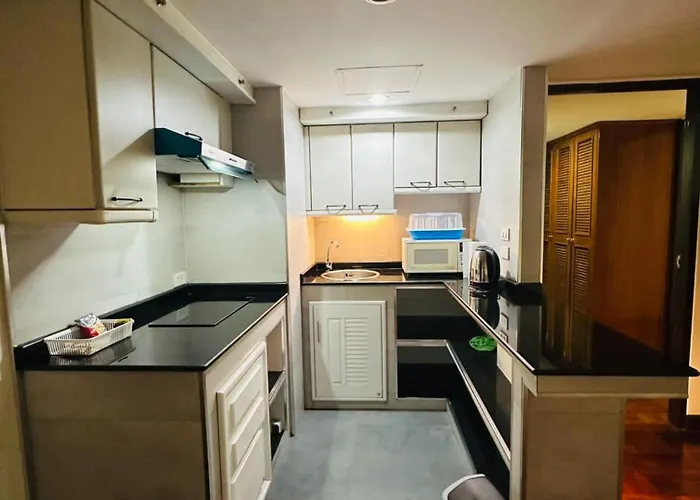 Отель Omni Tower Nana - Serviced On Sukhumvit Soi 4 3*